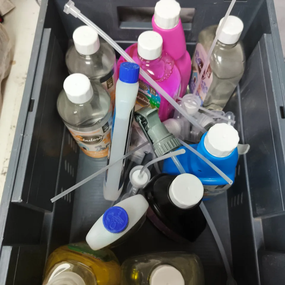 TOTE OF APPROXIMATELY 15 HOUSEHOLD LIQUIDS TO INCLUDE NIKWAX LEATHER RESTORER, ANTI CALC LIQUID AND FABULOSA BATHROOM CLEANER