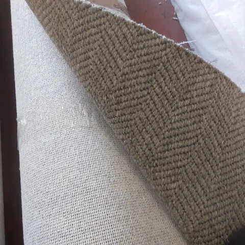 ROLL OF QUALITY DESIGNER CARPET - APPROXIMATELY 4 x 1.83m