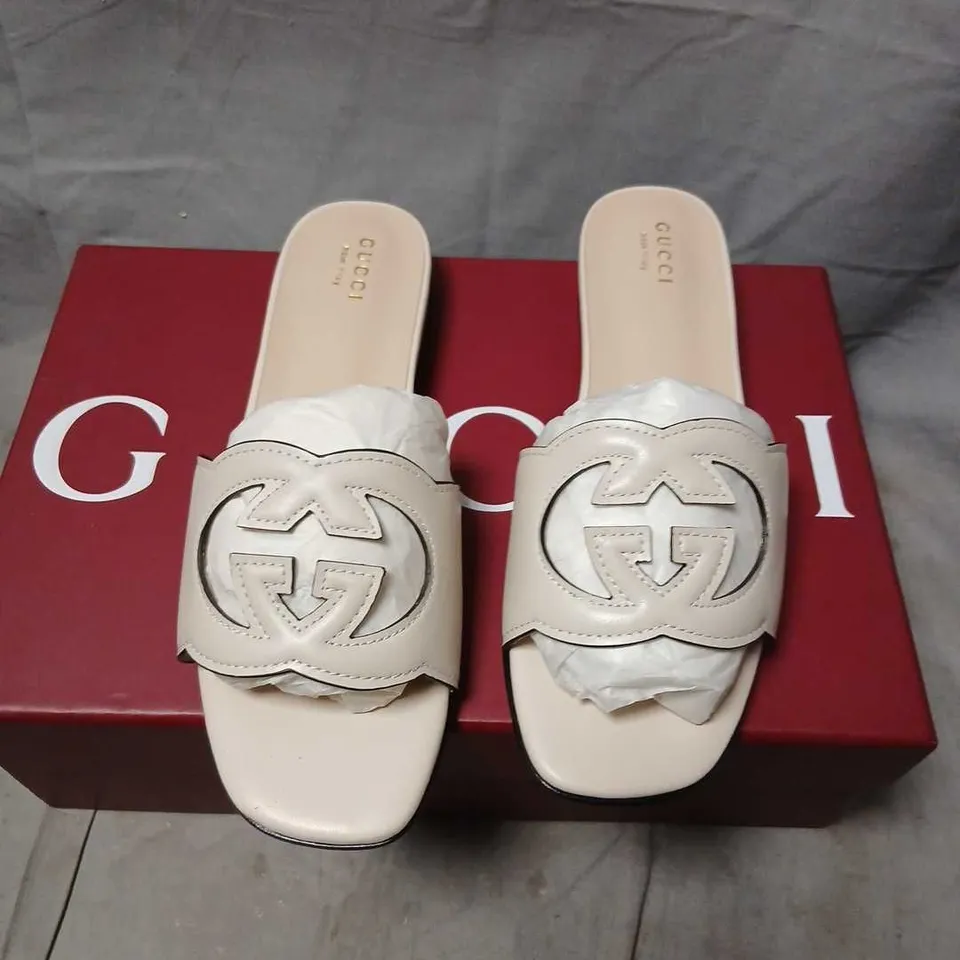GUCCI LEATHER SLIDES – INTERLOCKING G LOGO – UK 4 (EU 37) – SAND