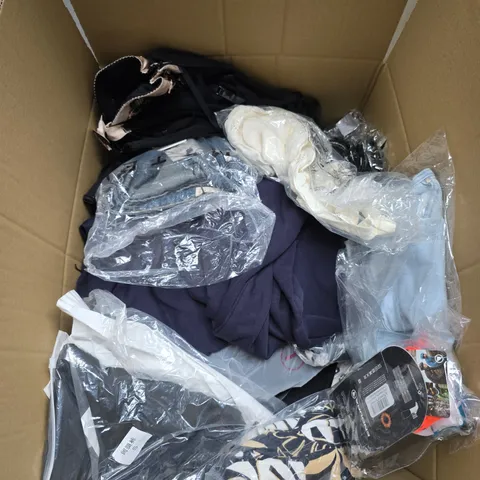 APPROX 20 ASSORTED CLOTHING ITEMS TO INCLUDE T-SHIRTS, DRESSES, SHORTS ETC