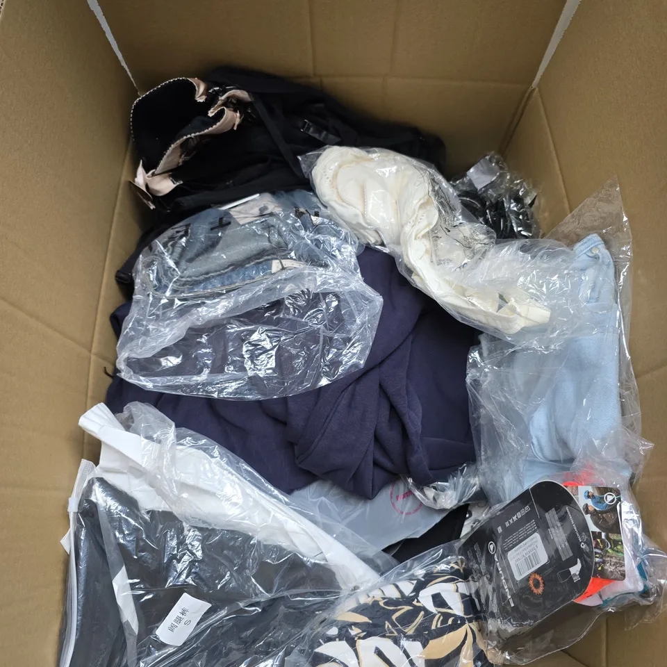 APPROX 20 ASSORTED CLOTHING ITEMS TO INCLUDE T-SHIRTS, DRESSES, SHORTS ETC