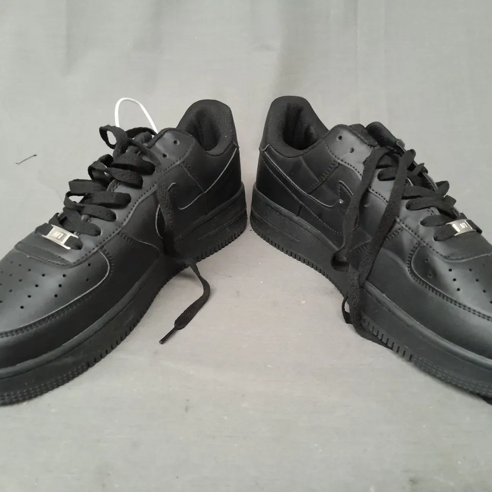 PAIR OF NIKE AIR FORCE 1 SHOES IN BLACK UK SIZE 8.5