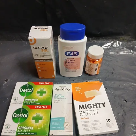 APPROXIMATELY 15 ASSORTED HEALTH & BEAUTY PRODUCTS TO INCLUDE MIGHTY PATCH, AVEENO CALM RESTORE, DETTOL SOAP ETC