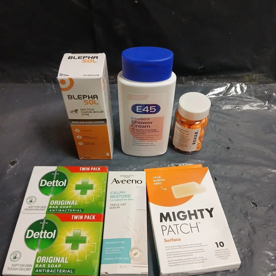 APPROXIMATELY 15 ASSORTED HEALTH & BEAUTY PRODUCTS TO INCLUDE MIGHTY PATCH, AVEENO CALM RESTORE, DETTOL SOAP ETC 