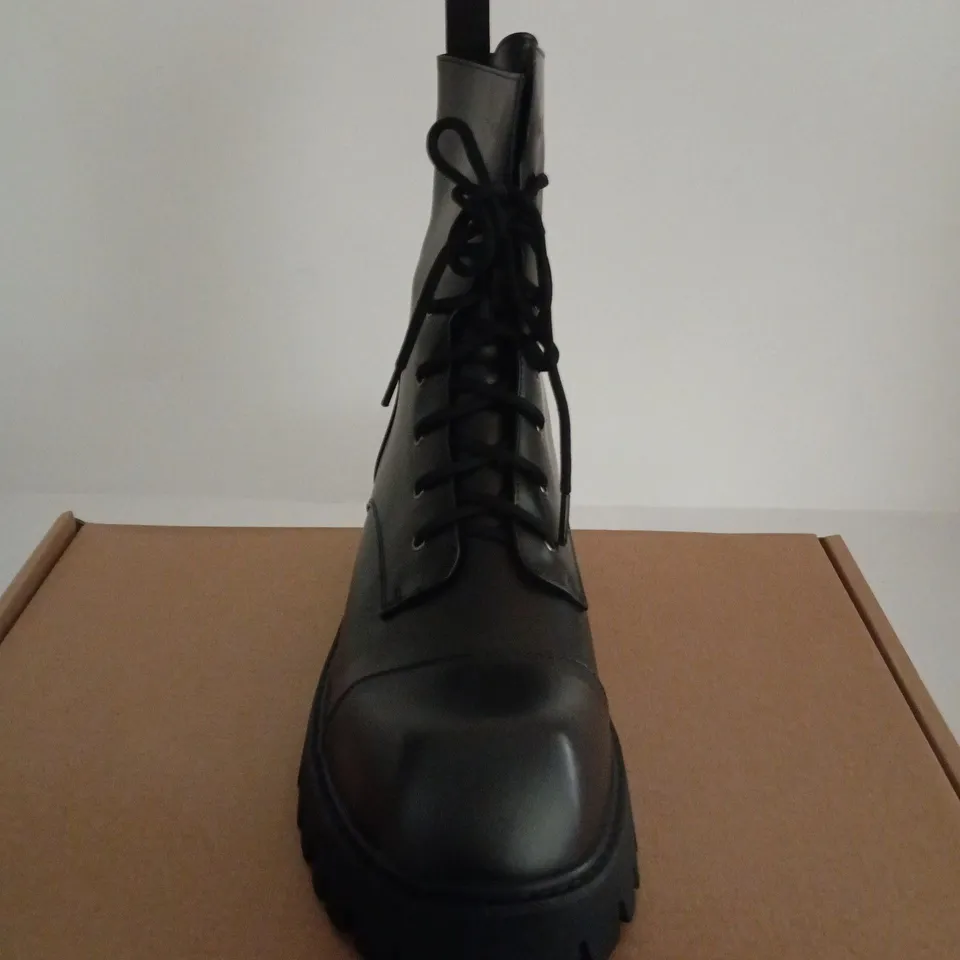 BOXED PAIR OF KOI GIMLI BLACK SQUARE TOE LACE UP BOOTS - SIZE 10