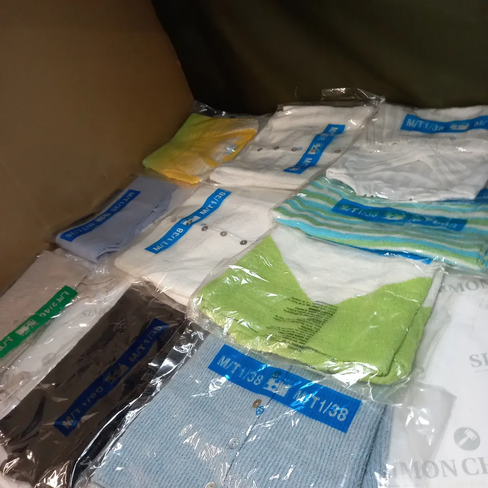LOT OF APPROX 10 ASSORTED CLOTHING ITEMS IN VARIOUS SIZES