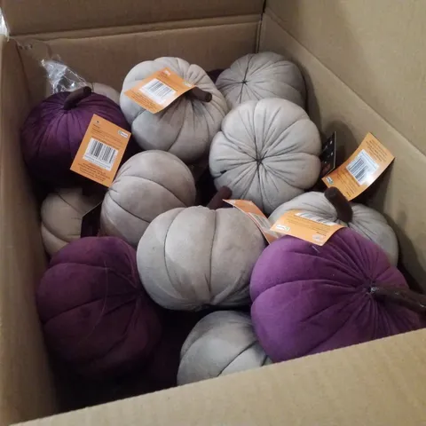 PALLET CONTAINING ASSORTED BRAND NEW HALLOWEEN PRODUCTS INCLUDING PLUSH PUMPKINS, MACHE HAUNTED HOUSES & GIFT BAGS