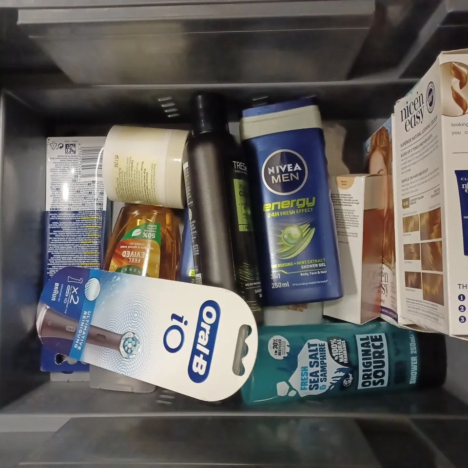 BOX OF APPROX 20 ASSORTED HEALTH AND BEAUTY ITEMS TO INCLUDE - DOVE MEN CARE CLEAN COMFORT - DOVE PETA INTENSIVE REPAIR SHAMPOO - TRESEMME REPLENISH & CLEANSE ECT 