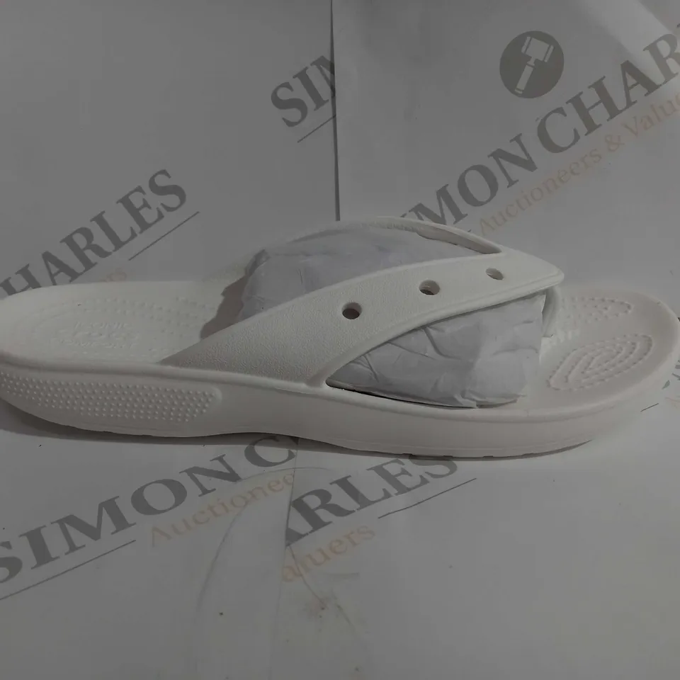 CROC CLASSIC FLIP FLOPS IN WHITE - EUR 37-38