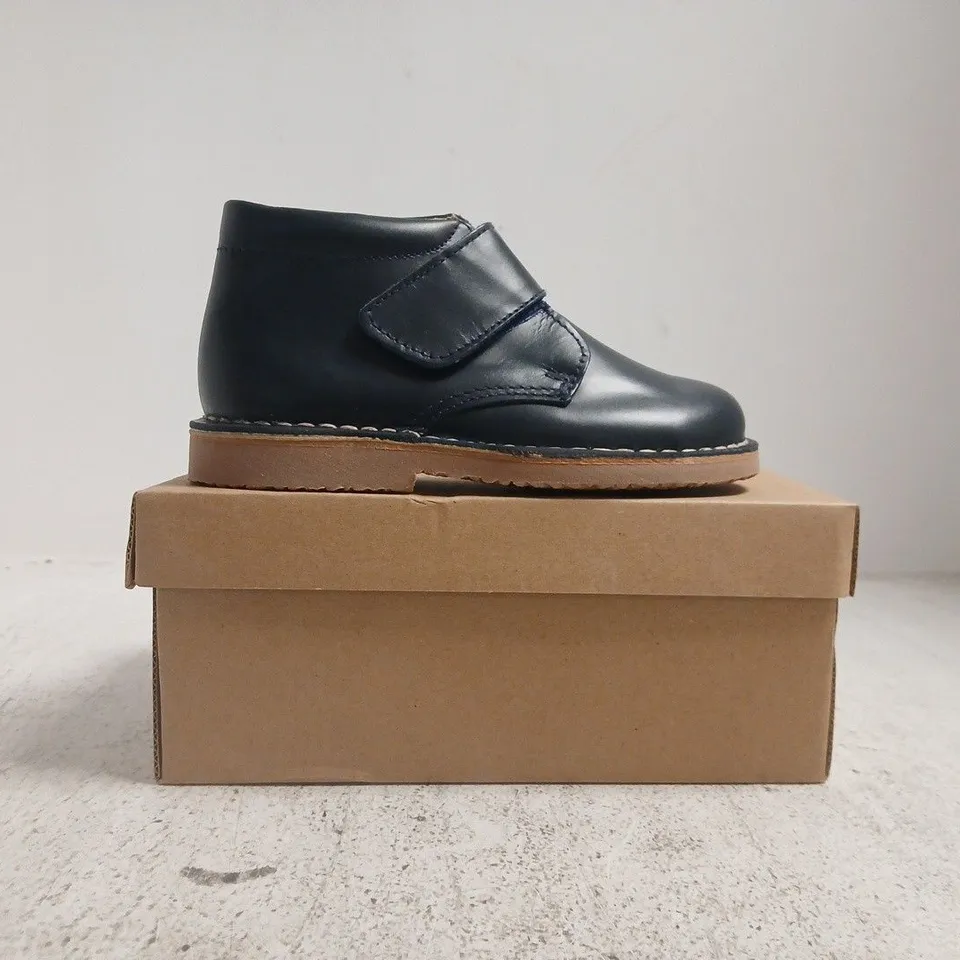 BOXED PAIR OF PISAMONAS KID'S SHOES IN MIDNIGHT NAVY SIZE EU 29