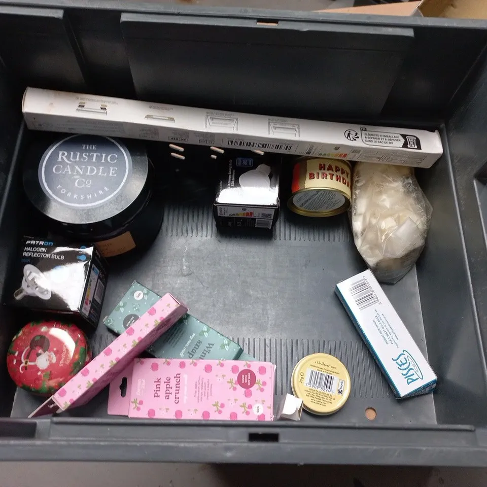 LOT OF APPROXIMATELY 25 ASSORTED HOUSEHOLD ITEMS TO INCLUDE CANDLES, LIGHT BULBS AND WAX MELTS