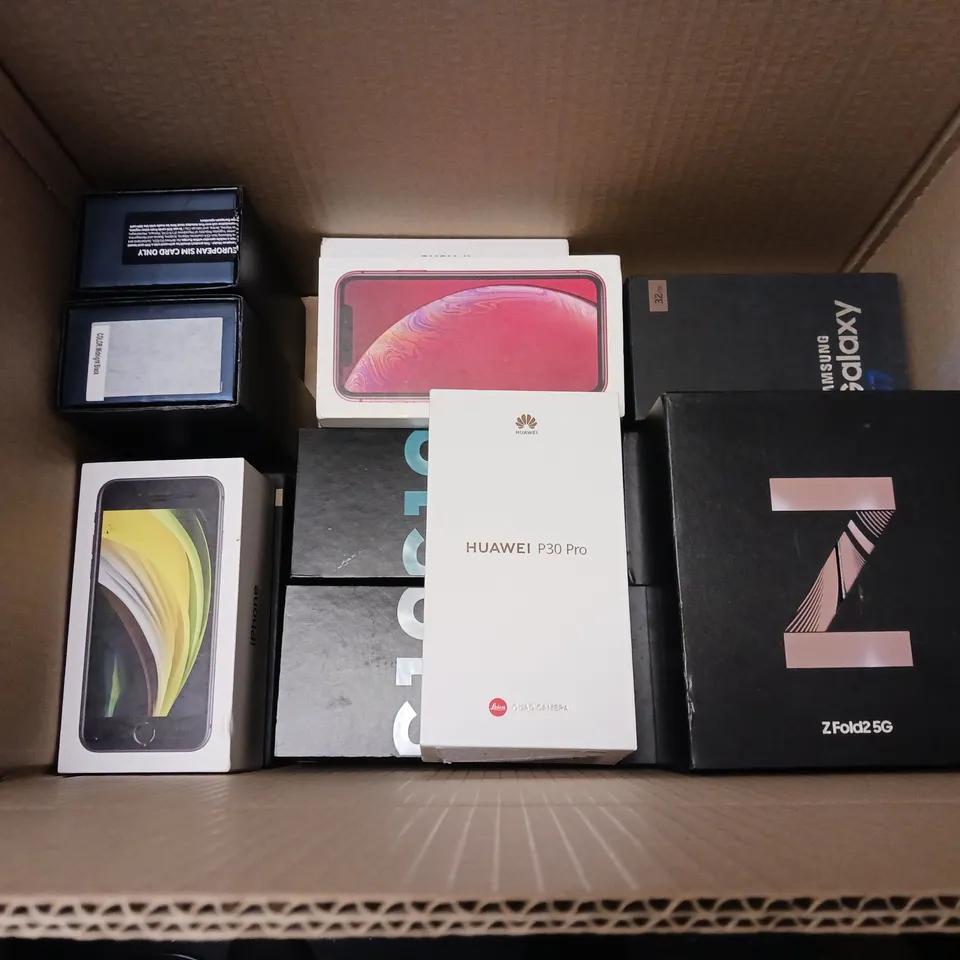 LOT OF APPROX. 20 MOBILE PHONE DISPLAY CASES TO INCLUDED SAMSUNG AND IPHONE
