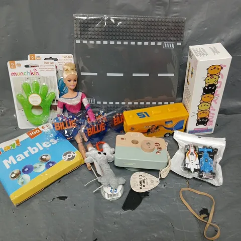 TOTE OF ASSORTED TOYS AND ACCESSORIES TO INCLUDE; UNO, MUNCHKIN AND BRAIN CELL