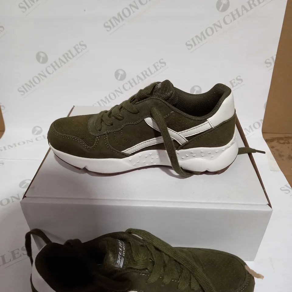 SKECHERS BOBS GOSAN THRILLIN THROWBACK SUEDE TRAINER GREEN - SIZE 3