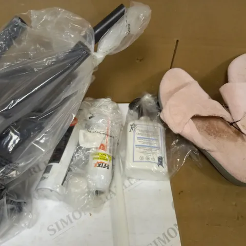 BOX OF APPROXIMATELY 10 ASSORTED HOUSEHOLD ITEMS TO INCLUDE DESIGNER SOLAR STAKE LIGHTS, DESIGNER SLIPPERS IN PINK SIZE UNSPECIFIED, DESIGNER BOND & SEALER, ETC