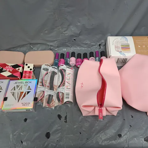 APPROXIMATELY 15 ASSORTED COSMETIC PRODUCTS TO INCLUDE TILI WASH BAG, ERGONOMIC S-FILE, AND WASHIES PASTEL ETC. - COLLECTION ONLY