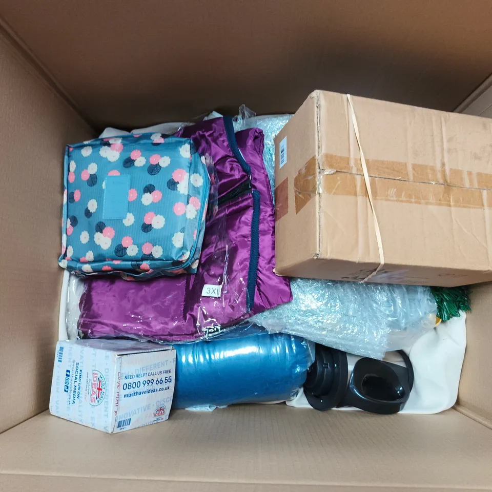 APPROXIMATELY 12 ASSORTED HOUSEHOLD PRODUCTS TO INCLUDE SOFT COATED WHEATEN TERRIERS, CHRISTMAS STOCKING HOLDER, KNITTING TRAVEL KIT, ETC