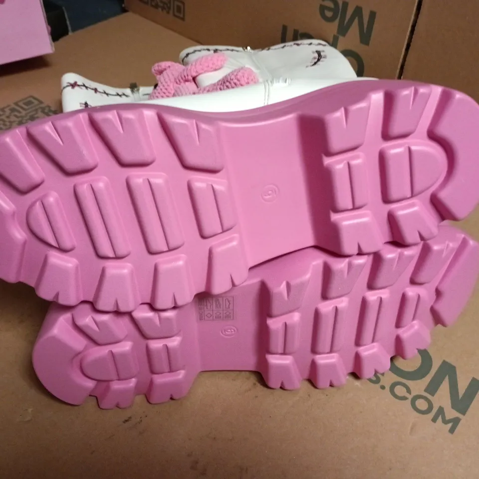 BOXED KOI TWISTED TEDDY TETHERS LONG BOOTS – WHITE, UK SIZE 6