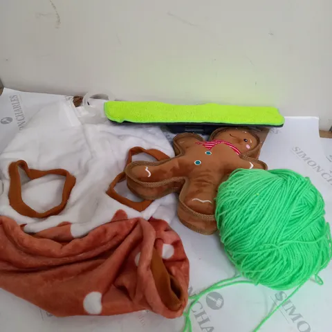 APPROXIMATELY 10 ASSORTED HOUSEHOLD ITEMS TO INCLUDE DOG TOYS, BALL OF STRING, MOP HEAD, ETC