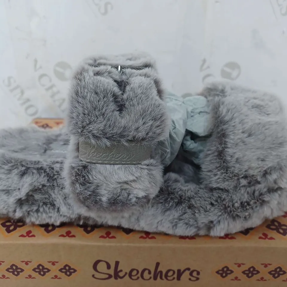 BOXED PAIR OF SKECHERS SLIPPERS IN GREY SIZE 4