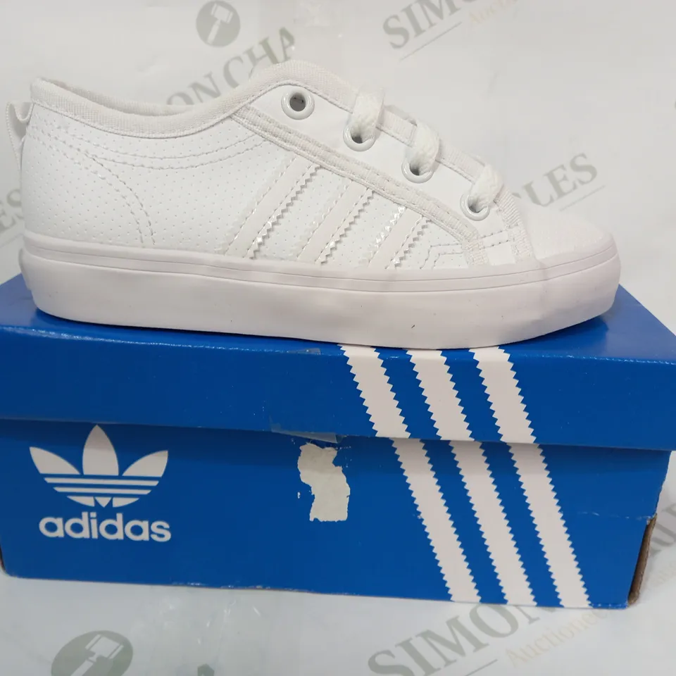 BOXED PAIR OF ADIDAS NIZZA LO CL KIDS SHOES IN WHITE UK SIZE 12