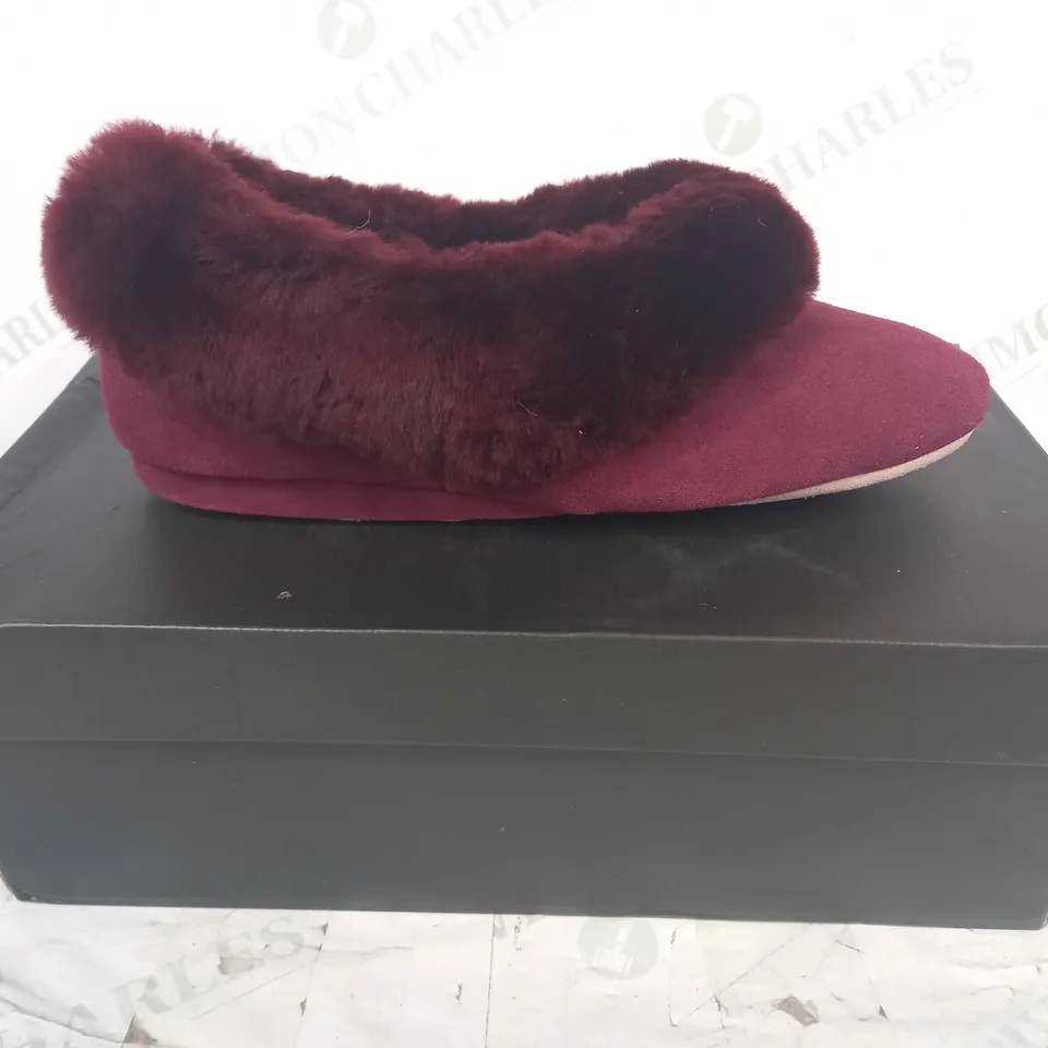 BOXED PAIR OF MORLANDS FAUX FUR LINED SHOES IN BURGUNDY UK SIZE 6