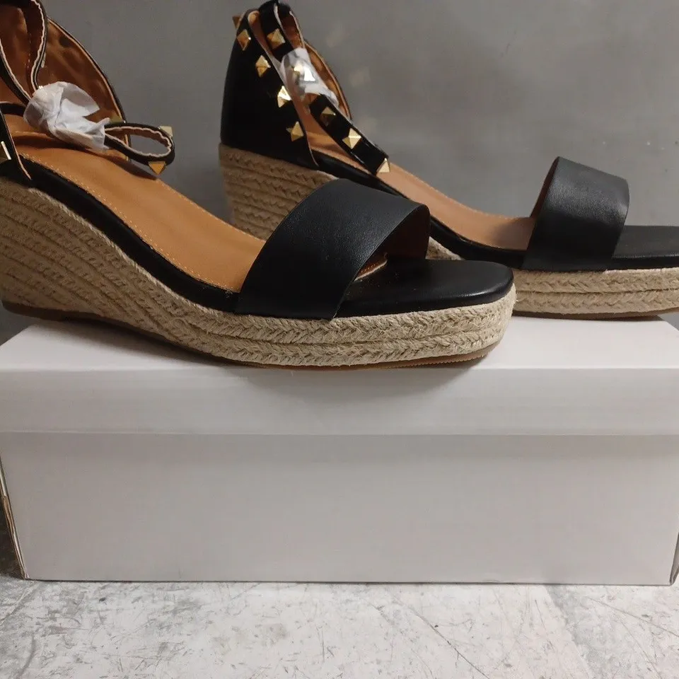 BOXED PAIR OF UNBRANDED OPEN TOE WEDGE SANDALS IN BLACK SIZE UK 8