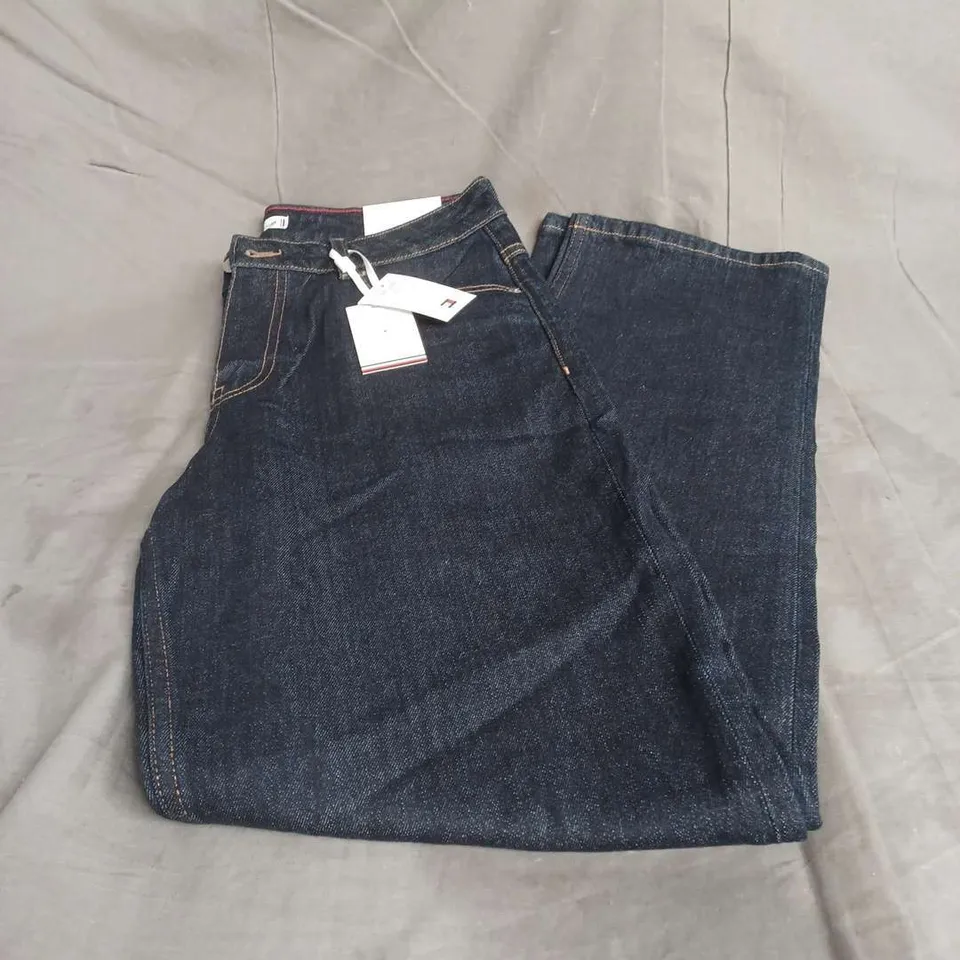 TOMMY HILFIGER CLASSIC STRAIGHT REGULAR WAIST RINSE JEANS IN DARK BLUE SIZE W32 L32