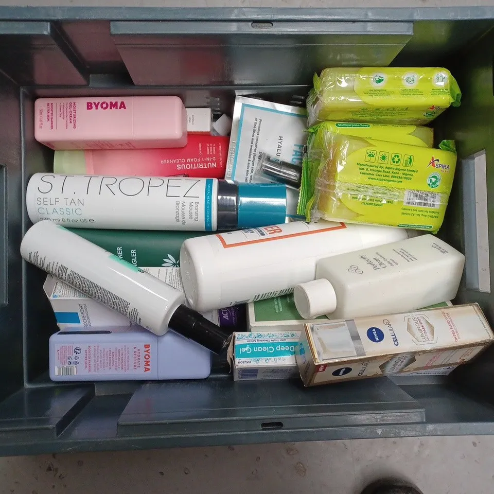 APPROXIMATELY 20 ASSORTED COSMETIC PRODUCTS TO INCLUDE SCULPTED BODY BASE INSTANT TAN, OCTENISAN WASH AND NIZORAL ANTI-DANDRUFF SHAMPOO