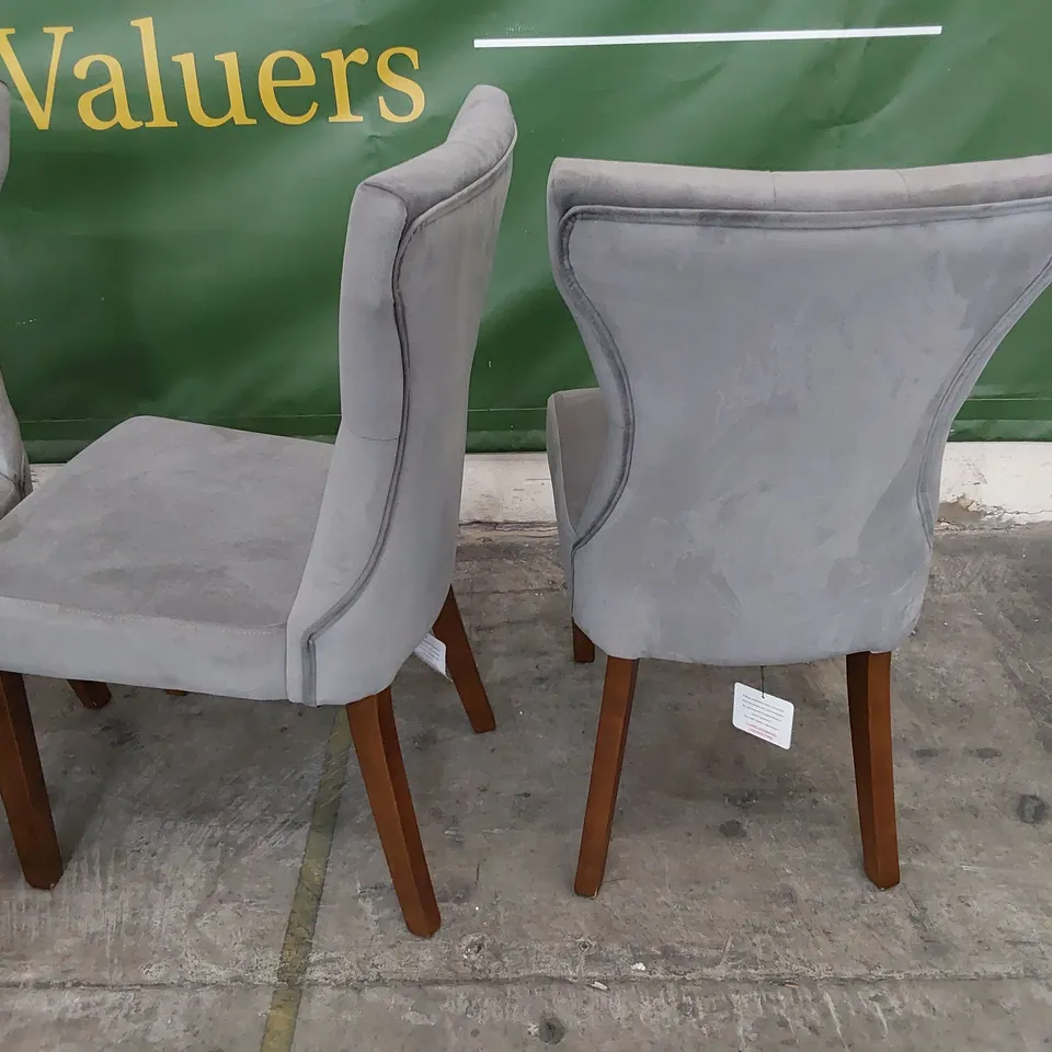 SET OF FOUR UPHOLSTERED BUTTONED BACK DINING CHAIRS GREY PLUSH FABRIC ON DARK WOOD LEGS 