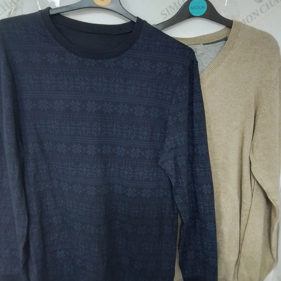 LOT OF APPROXIMATELY 15 ASSORTED CLOTHING ITEMS TO INCLUDE LONG SLEEVE JUMPERS - VARIOUS SIZES