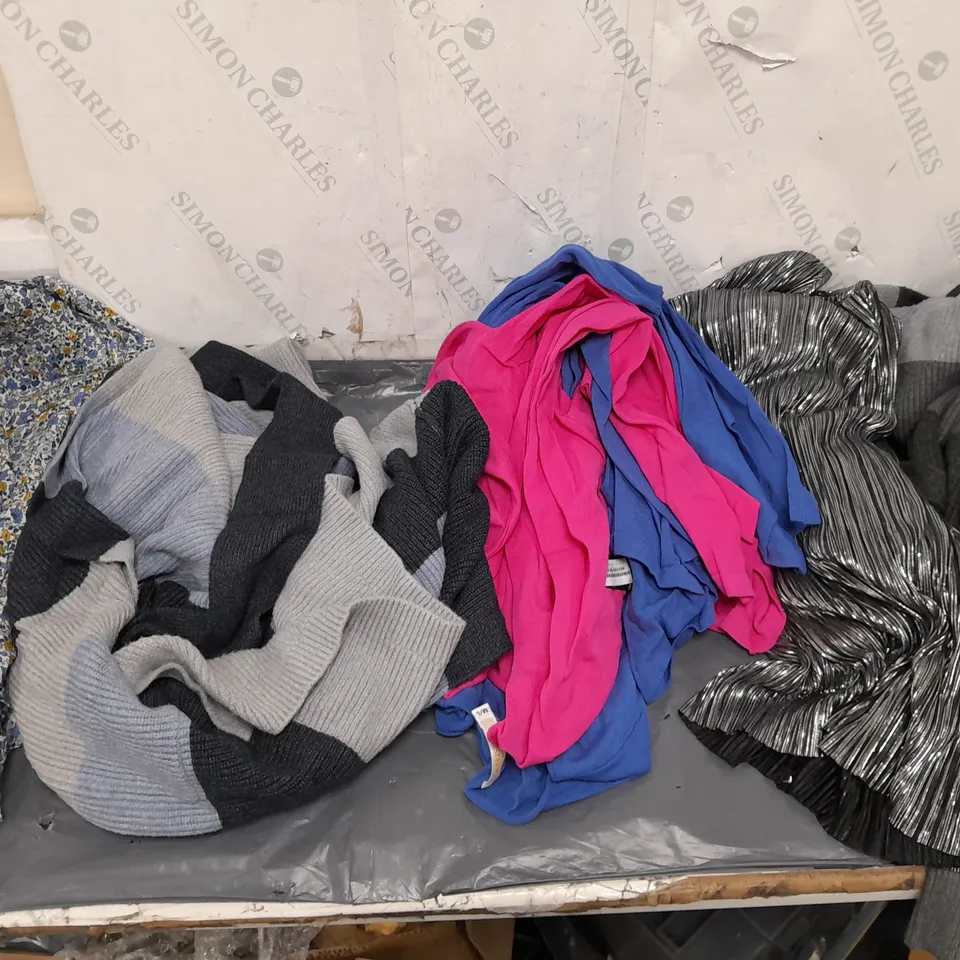 BOX OF APPROXIMATELY 10 ASSORTED PIECES OF CLOTHING IN VARIOUS STYLES, SIZES, AND BRANDS 