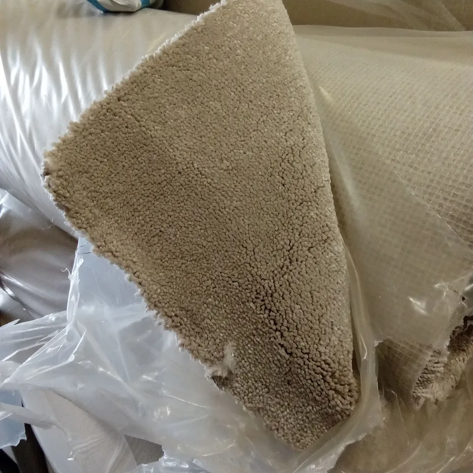 ROLL OF QUALITY GRACE SHIMMER CARPET // APPROX SIZE: 5 X 4.4m