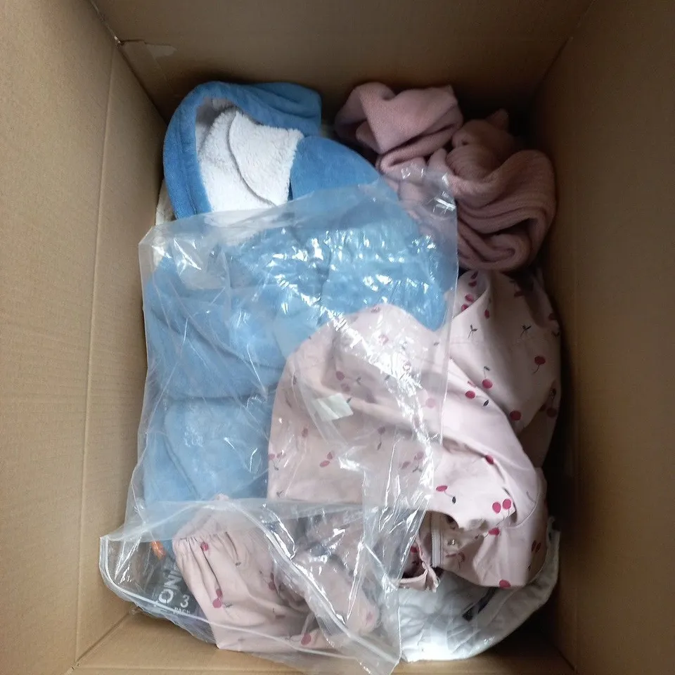 BOX OF APPROXIMATELY 18 ASSORTED CLOTHING ITEMS TO INCLUDE: ACCESSORIZE LONDON BAG 