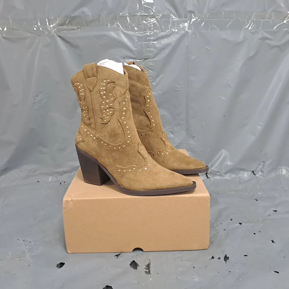 BOXED PAIR V BY VERY POINTED TOE BLOCK HEEL BOOTS IN IN TAUPE SIZE 5