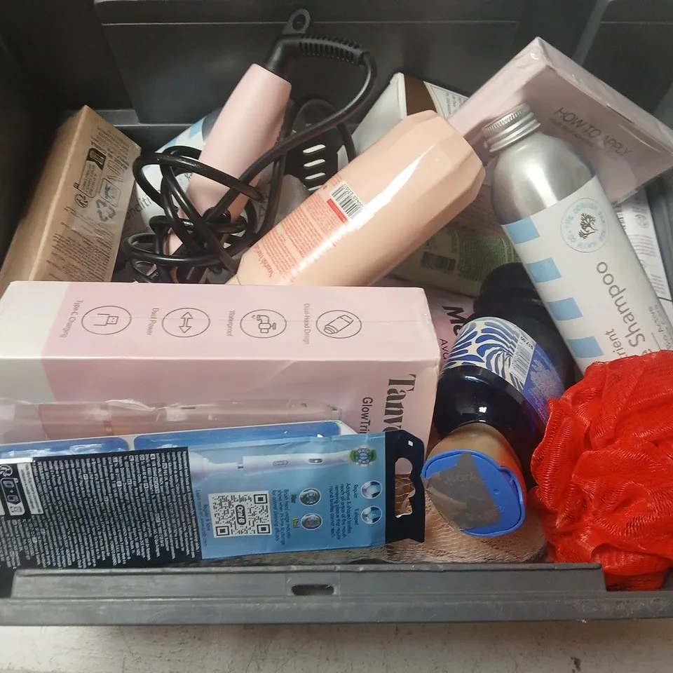 APPROXIMATELY 15 ASSORTED HEALTH & BEAUTY PRODUCTS TO INCLUDE PURPLE SHAMPOO, TANVERA GLOWTRIM, DR.FORHAIR, ETC - COLLECTION ONLY