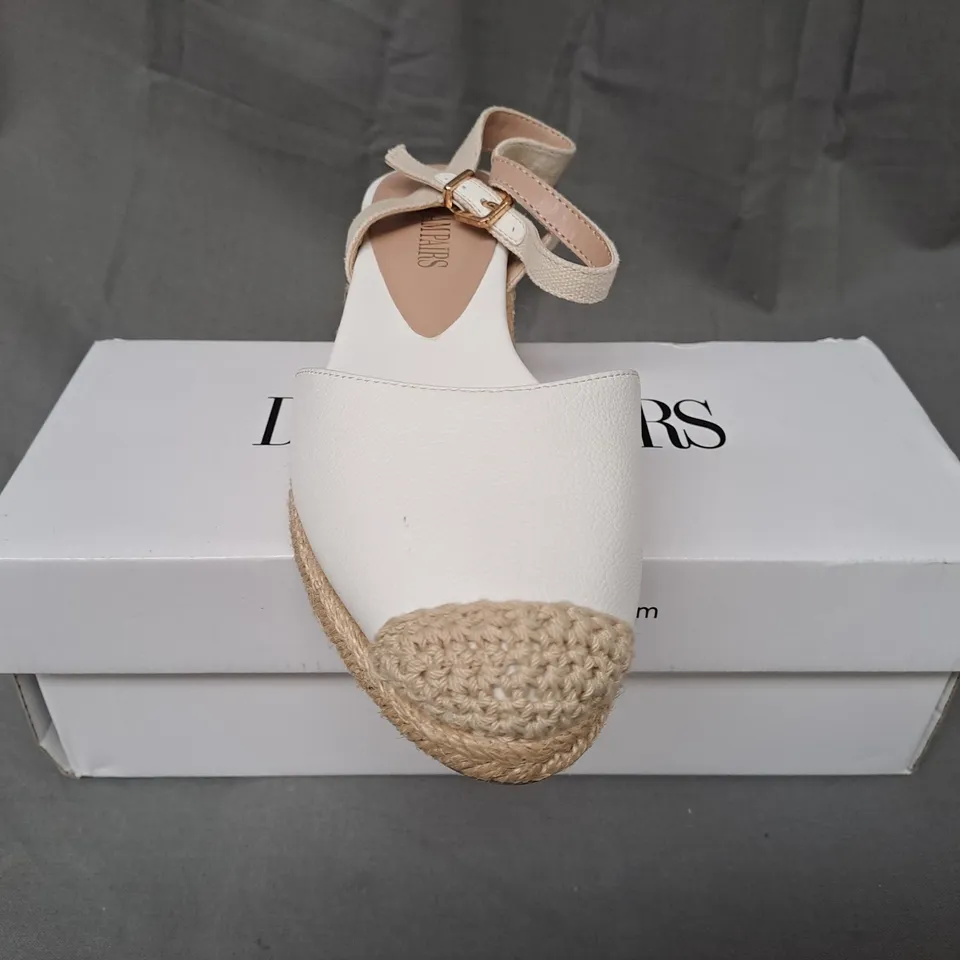 BOXED PAIR OF DREAM PAIRS CLOSED TOE LOW WEDGE SHOES IN WHITE SIZE 7