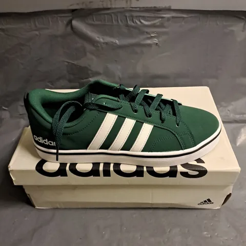 BOXED PAIR OF ADIDAS VS PACE 2.0 TRAINERS IN GREEN/WHITE SIZE UK 7