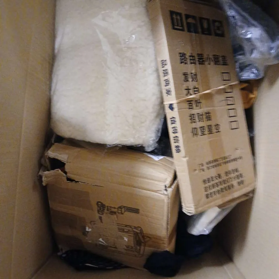 APPROXIMATELY 20 ASSORTED HOUSEHOLD PRODUCTS TO INCLUDE TEALIGHT CANDLES, DRESSING PACK, SCREEN WIPES ETC 