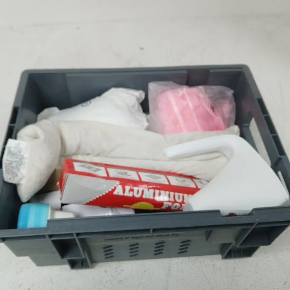 ASSORTED HOUSEHOLD ITEMS IN CRATE – INCLUDES ALUMINIUM FOIL