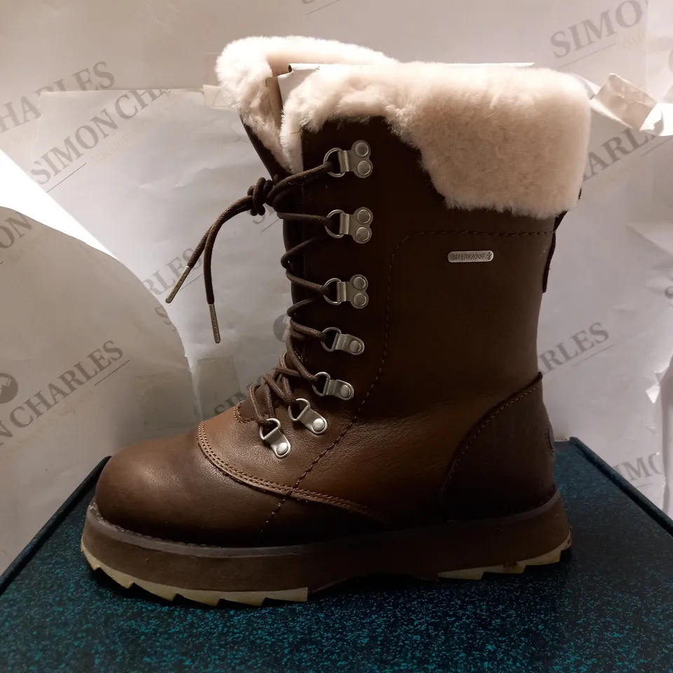 EMU AUSTRAILIA COMORO OAK LEATHER BOOTS - SIZE 6