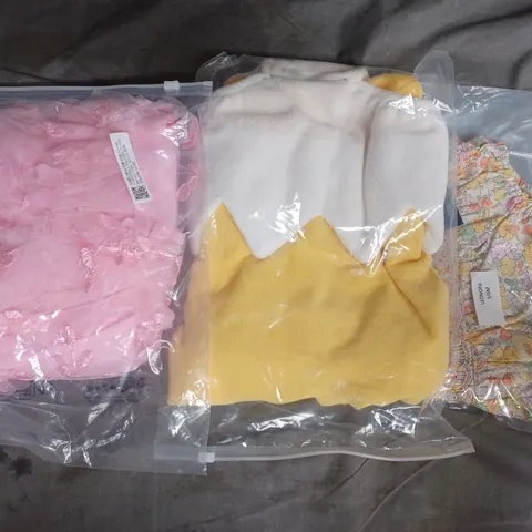 BOX OF APPROXIMATELY 20 ASSORTED KID'S CLOTHING AND FASHION ITEMS IN VARIOUS STYLES, SIZES, AND COLOURS, ETC - COLLECTION ONLY