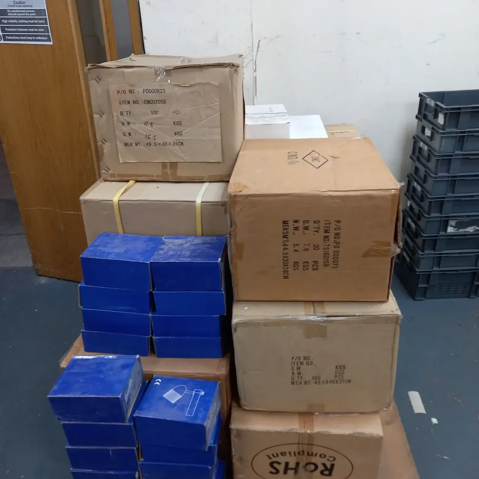 LARGE QUANTITY OF ASSORTED EMCOLITE LIGHTING PRODUCTS
