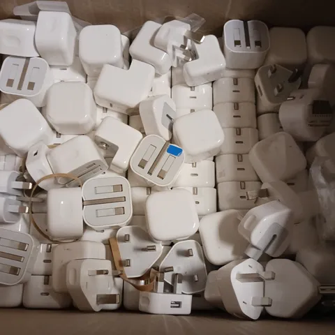 BOX OF APPOXIMATELY 20 ASSORTED PLUGS TO INCLUDE - USB-C & USB