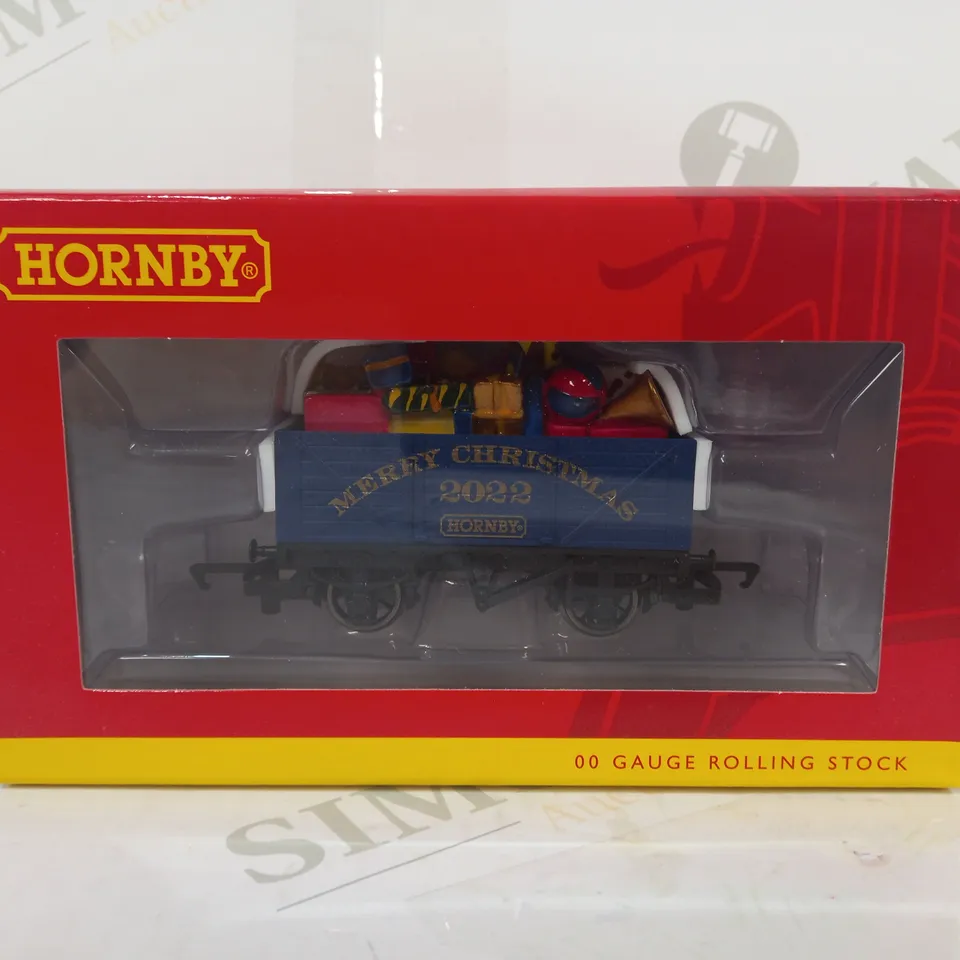 HORNBY 7 PLANK WAGON - CHRISTMAS 2022 00 SCALE MODEL