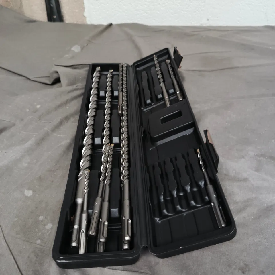 ASSORTED DRILL BIT SET IN BLACK PLASTIC CASE 