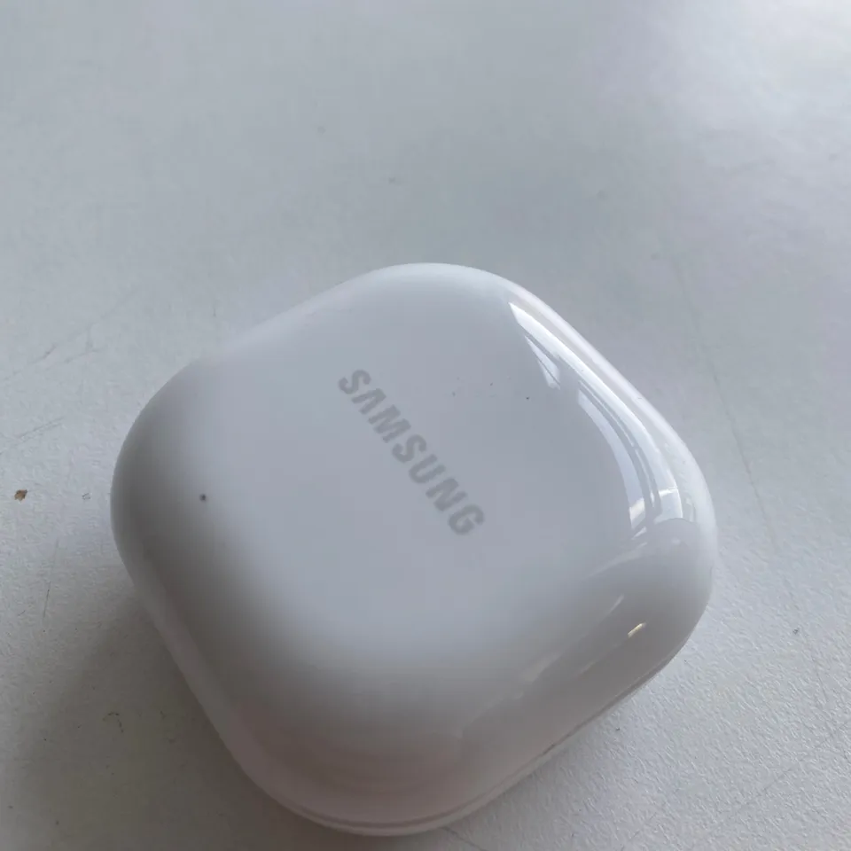 PAIR OF SAMSUNG EARBUDS WITH CHARGING CASE 