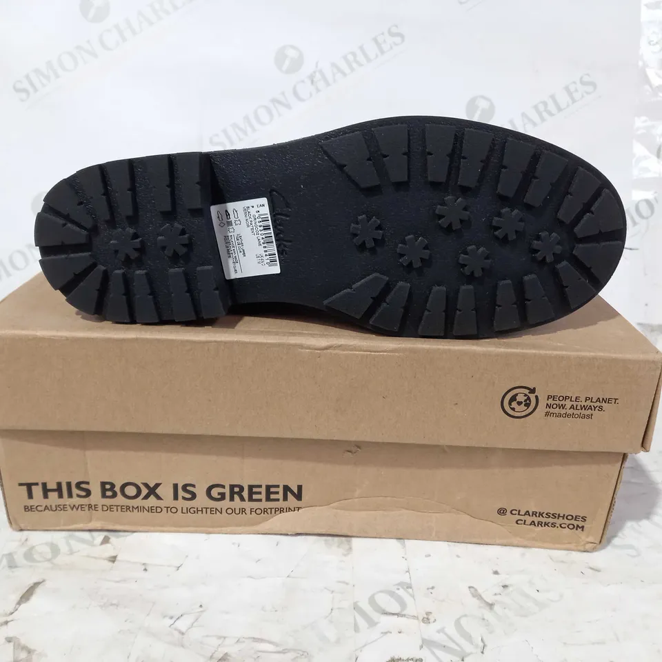 BOXED PAIR OF CLARKS ORINOCO 2 LANE SHOES IN GLOSSY BLACK UK SIZE 4.5