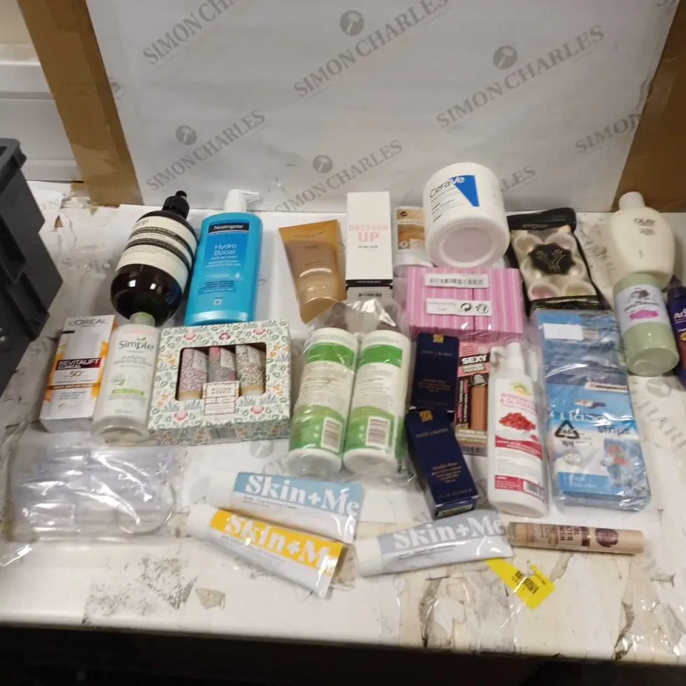 LOT OF APPROXIMATELY 20 HEALTH AND BEAUTY ITEMS TO INCLUDE SKIN+ME MOISTURISER, ESTEE LAUDER DOUBLE WERA, AND WILLIAM MORRIS AT HOME SET ETC. 