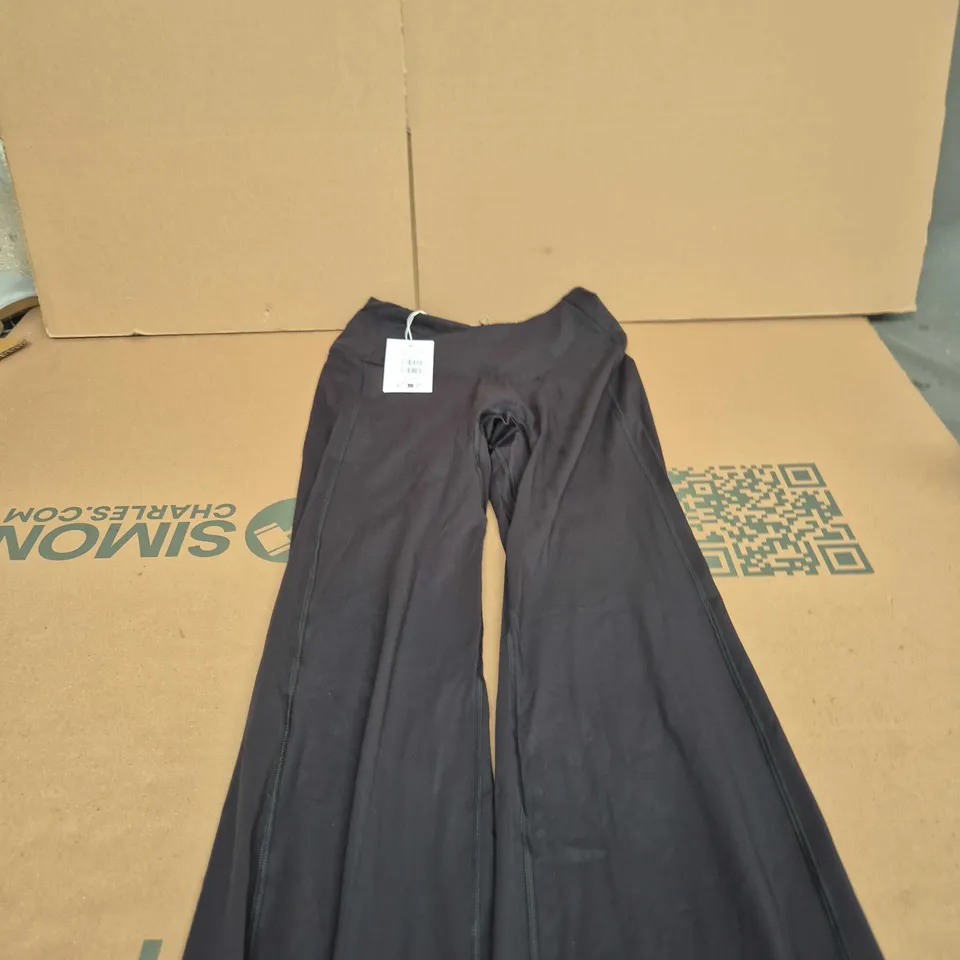 GYMSHARK CROSSOVER FLARED REGULAR LEGGINGS – BLACK, SIZE M, BODY FIT